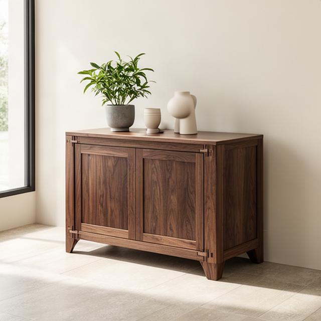 Credenza in noce con ante incassate in un soggiorno luminoso