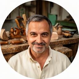 Ritratto del maestro falegname nella sua bottega veneta, con un banco da lavoro sullo sfondo